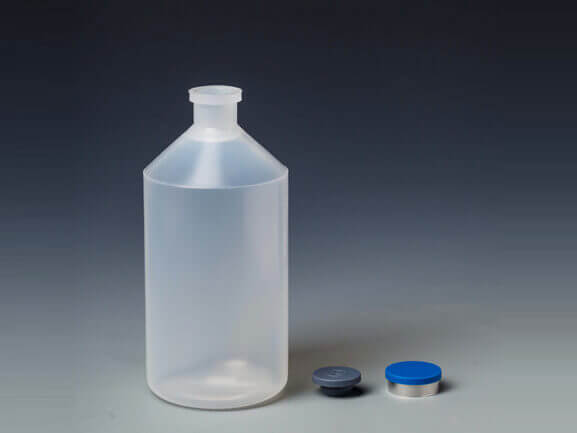 Стерильная бутылка с вакциной изготовлена методом литья под давлением